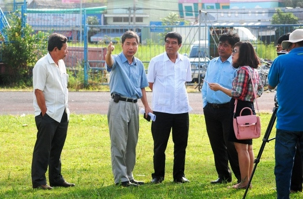 Lãnh đạo VFF kiểm tra thực tế tại sân vận động Cà Mau, ngày 11-12.