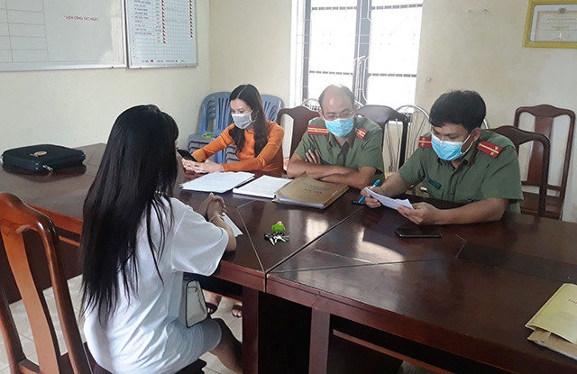 Cơ quan công an làm việc với đối tượng Ngụy Như Ph. đã đăng tải thông tin sai sự thật về dịch bệnh Covid-19.
