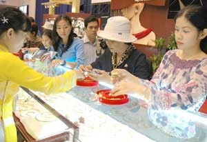 Giá vàng biến động, sức mua giảm