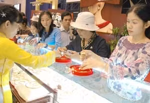 Giá vàng biến động, sức mua giảm