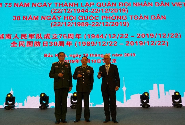 Đại sứ Phạm Sao Mai, Trung tướng Hà Hồng Quân, Đại tá Vũ Đức Nhuận tại buổi lễ kỷ niệm.