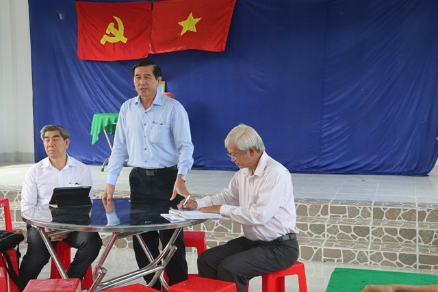 Phó Bí thư Tỉnh ủy, Chủ tịch UBND tỉnh Tiền Giang, Lê Văn Hưởng (người đứng) chủ trì buổi làm việc với người dân.