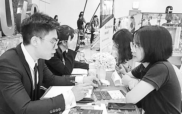 Một gian hàng tư vấn tuyển dụng tại Diễn đàn việc làm ngành du lịch - khách sạn vừa diễn ra tại Hà Nội. Ảnh: THỐNG NHẤT