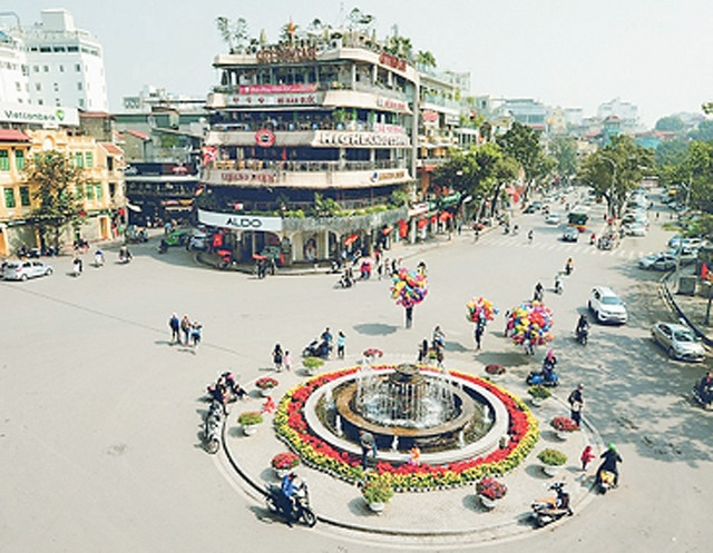 Quảng trường Đông Kinh Nghĩa Thục là một trong những khu vực chung quanh hồ Hoàn Kiếm được chỉnh trang, cải tạo.