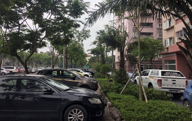 Xe ô-tô đỗ trái phép tràn lan dưới lòng đường, trên vỉa hè tại CT17, Khu đô thị Việt Hưng (Long Biên, Hà Nội).