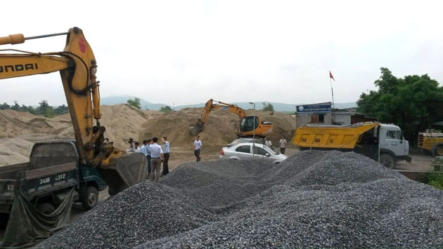  Mặc dù có mặt của đoàn kiểm tra, song bãi Trường Dương vẫn ngang nhiên hoạt động.