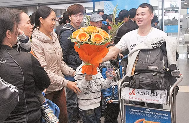 Đón người thân về ăn Tết cổ truyền tại sân bay Nội Bài.