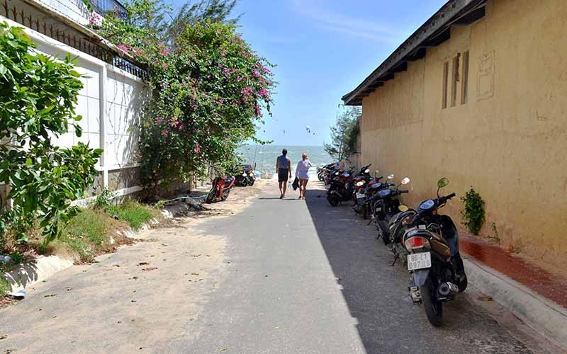 Một tuyến đường xuống biển tại khu vực phường Hàm Tiến. Ảnh: ÐÌNH CHÂU