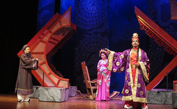 Cảnh trong vở diễn Người đi tìm minh chủ.