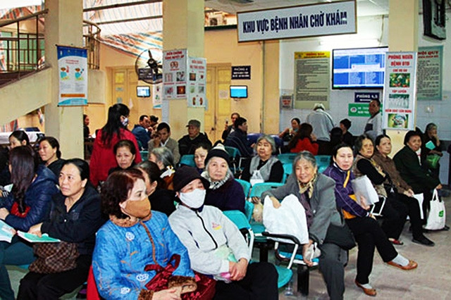 Bệnh viện luôn quá tải, việc khám chữa bệnh gặp nhiều khó khăn vẫn là một trong những thách thức với Thủ đô. Ảnh: CHÍ CƯỜNG