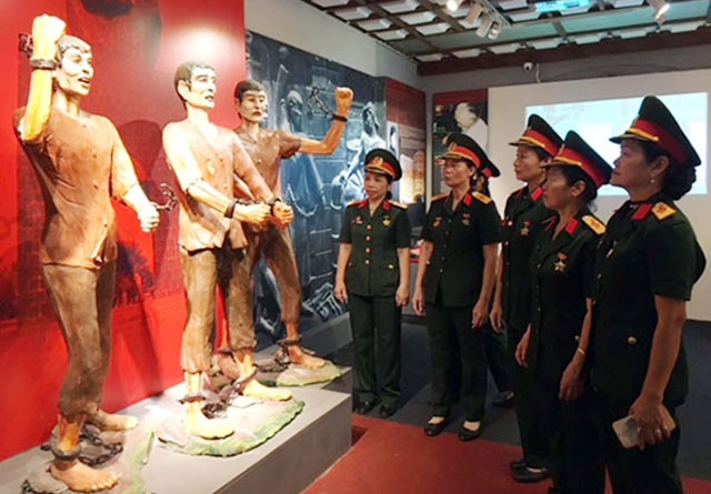 Triển lãm “Chiến sĩ cách mạng bị địch bắt tù đày” thu hút nhiều cán bộ, chiến sĩ trong quân đội đến tham quan.