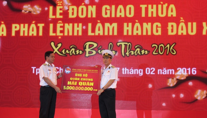 Lãnh đạo Tổng công ty ủng hộ quỹ vì người nghèo các quận huyện tại TP Hồ Chí Minh.