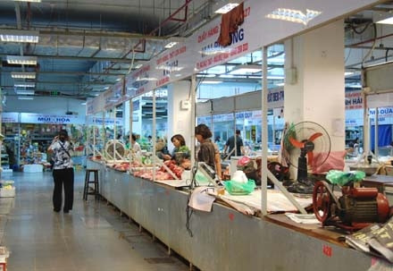 Chợ Hàng Da chỉ lác đác vài khách lúc 17 giờ chiều. 