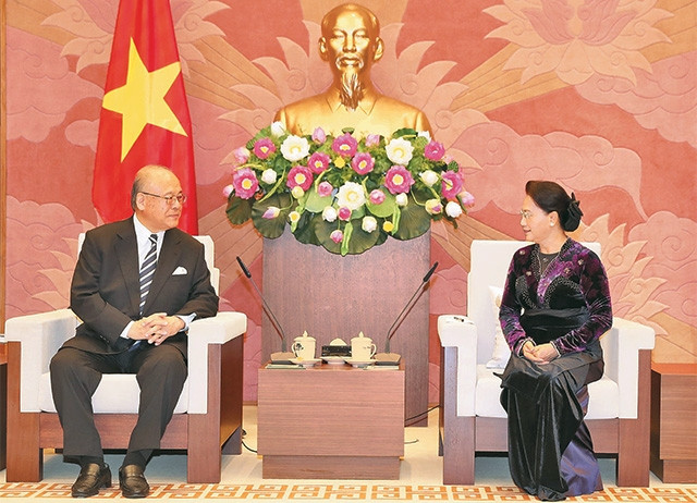 Chủ tịch QH Nguyễn Thị Kim Ngân tiếp ông Sư-tô-mu Ta-kê-bê, Cố vấn đặc biệt Liên minh Nghị sĩ hữu nghị Nhật - Việt . Ảnh: TRỌNG ĐỨC (TTXVN)