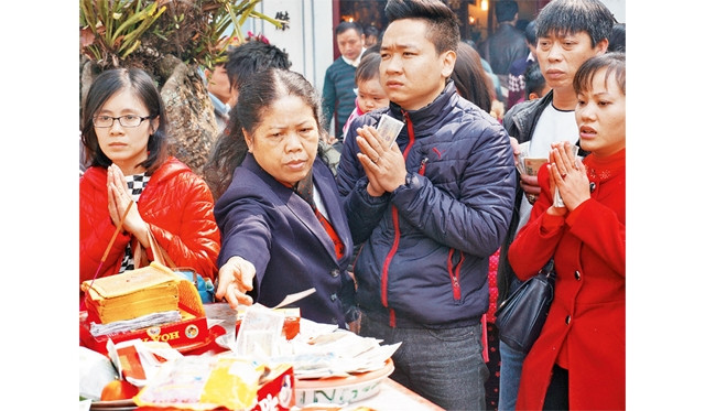 Tiền mệnh giá thấp vẫn được đặt tràn lan ở Phủ Tây Hồ (Hà Nội).