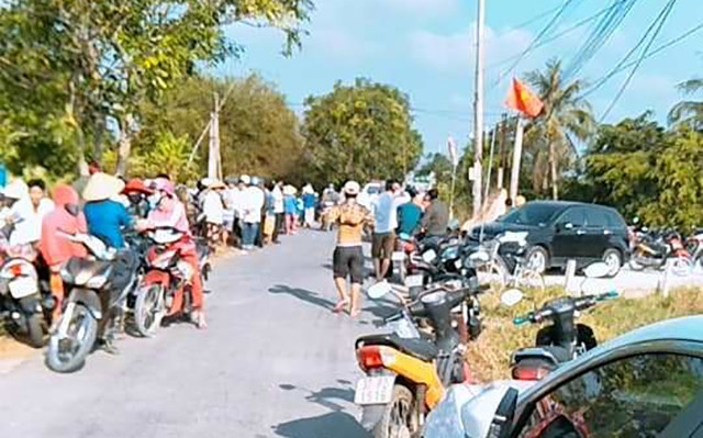 Người dân đến xem vụ án giết người xảy ra vào ngày 11-3, trên địa bàn xã Thuận Thành, huyện Cần Giuộc, tỉnh Long An. 