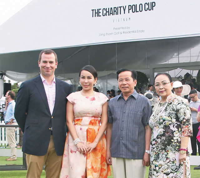 Ngài Peter Phillips là cháu trai trưởng của Nữ hoàng Anh Elizabeth chụp ảnh lưu niệm với gia đình Anh hùng Lao động Lê Văn Kiểm tại giải đấu.
