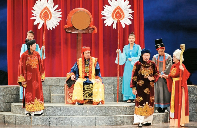 Vở kịch Công lý không gục ngã do diễn viên Nhà hát Tuổi trẻ trình diễn. Ảnh: KHÁNH AN