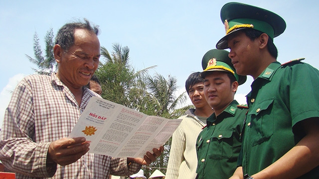Lực lượng Biên phòng cung cấp tài liệu hướng dẫn ngư dân hành nghề biển.