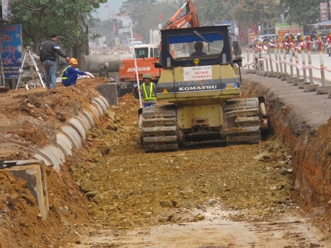 Thi công quốc lộ 1, đoạn qua thị xã Hoàng Mai (Nghệ An).