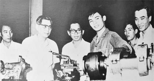 Bí thư Thành ủy TP Hồ Chí Minh Nguyễn Văn Linh (thứ hai bên trái) thăm Xí nghiệp liên hợp máy công cụ (20-1-1984). Ảnh: TL