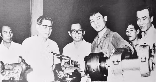Bí thư Thành ủy TP Hồ Chí Minh Nguyễn Văn Linh (thứ hai bên trái) thăm Xí nghiệp liên hợp máy công cụ (20-1-1984). Ảnh: TL