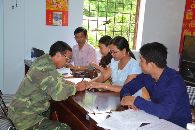 Chi trả 2,6 tỷ đồng tiền đền bù thiệt hại dứa và hoa màu cho nông dân Bản Lầu