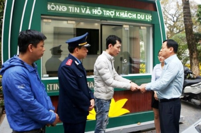 Lái xe taxi Chủ Văn Điệp (thứ ba từ trái sang) trả lại 405 nghìn tiền thu thừa và gửi lời xin lỗi du khách qua đại diện Thanh tra Sở Du lịch Hà Nội. 