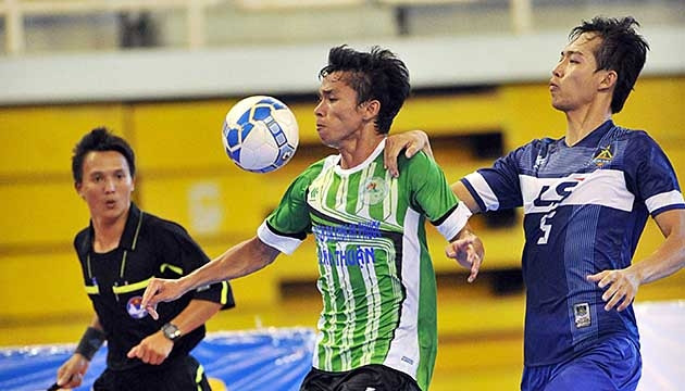 Thái Sơn Nam (áo xanh nước biển) vất vả vượt qua An Phước Bình Thuận (áo xanh lá cây). (ảnh: BTC cung cấp)