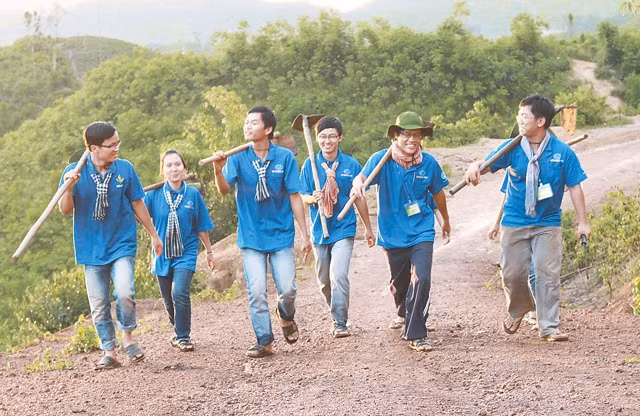 Những chiến sĩ tình nguyện Mùa hè xanh của tuổi trẻ TP Hồ Chí Minh tại xã Quảng Sơn, huyện Ðác Glong, tỉnh Ðác Nông. Ảnh: Hoàng Giang