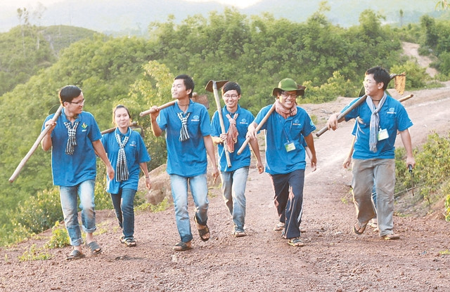 Những chiến sĩ tình nguyện Mùa hè xanh của tuổi trẻ TP Hồ Chí Minh tại xã Quảng Sơn, huyện Ðác Glong, tỉnh Ðác Nông. Ảnh: Hoàng Giang