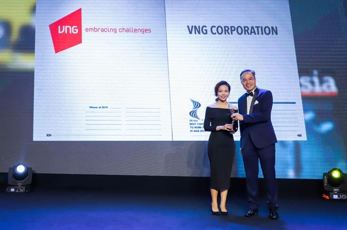 Bà Trần Xuân Ngọc Thảo – Quản Lý Thương hiệu Nhà Tuyển dụng VNG nhận cúp trong đêm trao giải