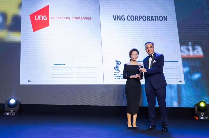 Bà Trần Xuân Ngọc Thảo – Quản Lý Thương hiệu Nhà Tuyển dụng VNG nhận cúp trong đêm trao giải