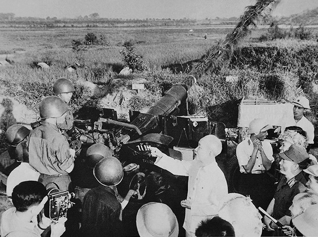  Chủ tịch Hồ Chí Minh đến thăm các chiến sĩ lực lượng phòng không bảo vệ Thủ đô (25-9-1966).