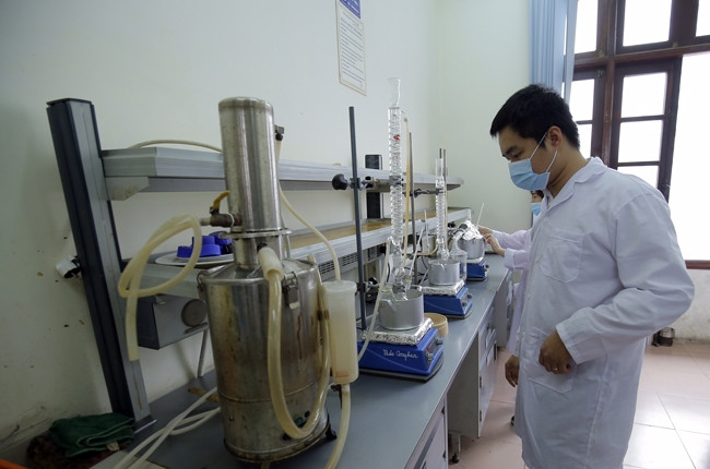 Cán bộ thực hiện nghiên cứu trên máy tại phòng thí nghiệm trọng điểm Công nghệ lọc, hóa dầu.