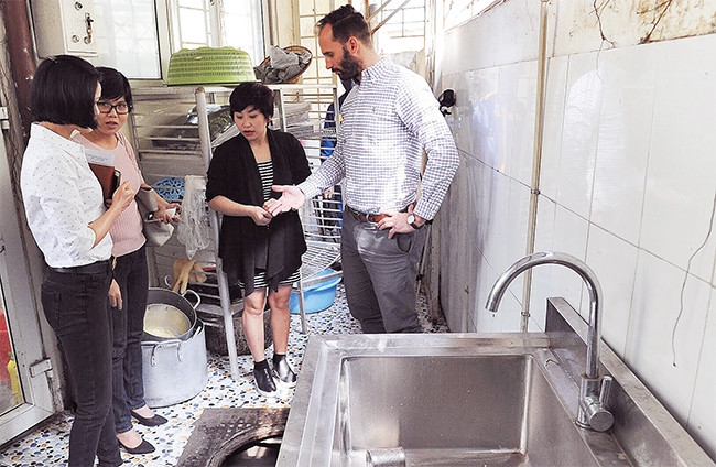 Đại diện Công ty TNHH Tradeland giới thiệu về thiết bị Parco-P được lắp đặt tại bếp ăn của Công ty Thoát nước Hà Nội. Ảnh: ĐĂNG ANH