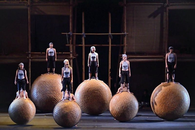 À Ố Show, một thể loại xiếc kiêm vũ đạo và nghệ thuật tạo hình ảnh, được đặt hàng công diễn dài hạn ở châu Âu.