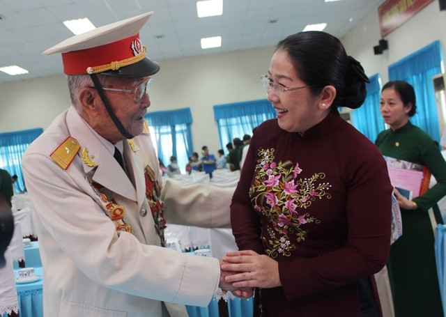 Phó Bí thư Thành ủy TP Hồ Chí Minh Võ Thị Dung gặp gỡ các đại biểu tại buổi họp mặt.