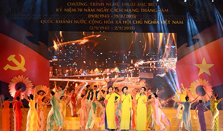 Chương trình nghệ thuật chào mừng 70 năm Cách mạng Tháng Tám và Quốc khánh 2-9 tại TP Hồ Chí Minh.