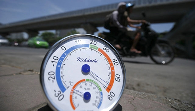 Nhiệt độ mặt đường tại khu vực Hà Nội lên tới gần 60 độ C trong những ngày nắng nóng kỷ lục đầu tháng 6. Ảnh: NAM TRẦN