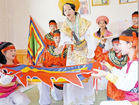 Câu lạc bộ tuồng đồng ấu thôn Đường Yên (xã Xuân Nộn) luyện tập trích đoạn "Trưng Nữ Vương đề cờ".