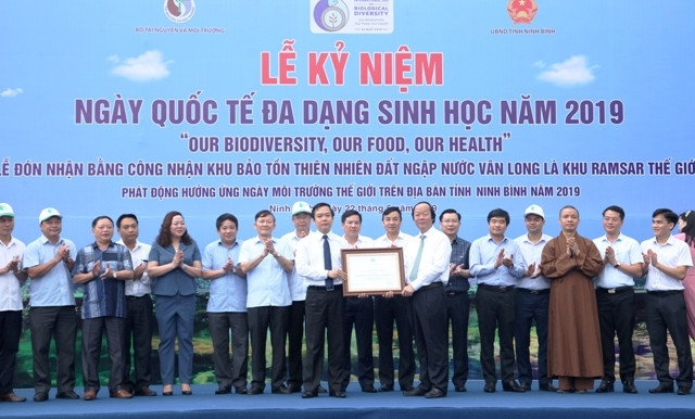 Thứ trưởng TN-MT Võ Tuấn Nhân trao Bằng công nhận Khu bảo tồn thiên nhiên đất ngập nước Vân Long (tỉnh Ninh Bình) là khu RAMSAR thế giới thứ chín của Việt Nam.