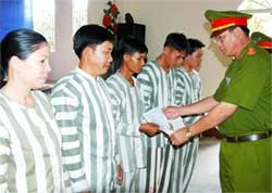Trao quyết định ra trại cho các phạm nhân được đặc xá.