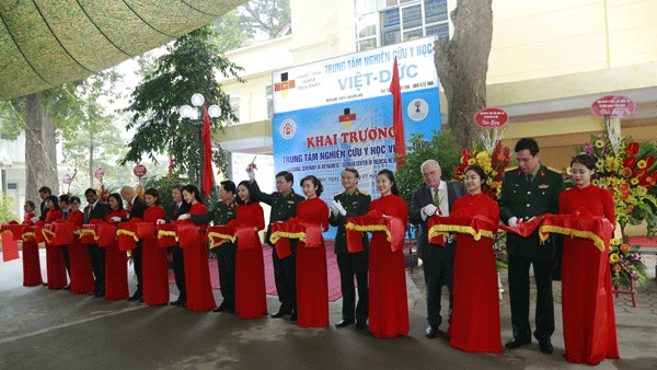 Đại diện một số bộ, ngành ở T.Ư cùng lãnh đạo Bệnh viện T.Ư Quân đội 108 và Trường Đại học Tổng hợp Tubingen cắt băng khai trương Trung tâm Nghiên cứu Y học Việt - Đức (VGCare).