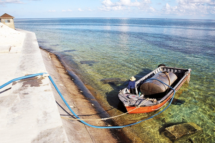 Hệ thống lọc nước ngọt đã được lắp đặt tại đảo Trường Sa Đông. Ảnh: CLB Trí thức trẻ Hà Nội
