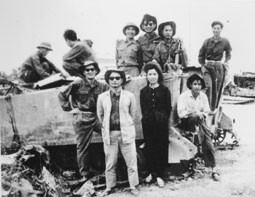 Nhà văn Cẩm Thạnh, Vũ Tú Nam, Bùi Hiển bên cạnh xe tăng địch tại Quảng Trị, 1972.