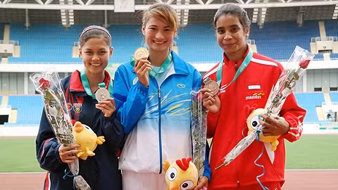 Nguyễn Thị Oanh (giữa) với tấm HCV 400 mét vượt rào nữ ở giải Điền kinh Trẻ Thế giới 2013. (ảnh: Dân Việt)