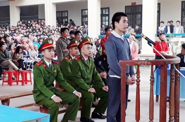 Tòa án nhân dân tỉnh Lào Cai xét xử Tẩn Ông Nải về hành vi giết người, cướp tài sản, sáng ngày 25-12-2016.