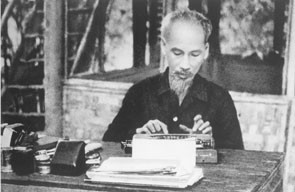 Từ chiếc máy chữ này Hồ Chủ Tịch đã soạn thảo nhiều văn kiện quan trọng quan hệ đến vẫn mệnh của Tổ quốc.