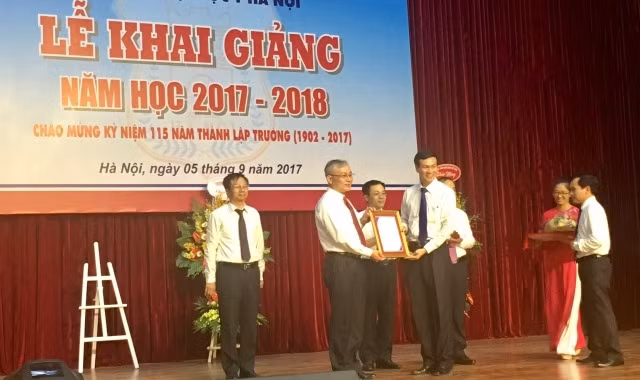 Trường ĐH Y Hà Nội đón nhận Chứng nhận đạt tiêu chuẩn chất lượng giáo dục.